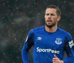 羽毛球最新战报！瑞士队迎战英格兰队，意外判罚引发热议，比赛氛围紧张-爱游戏全民直播