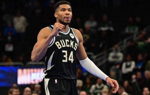  字母哥巅峰对决，哈登与40激战老鹰分钟，惊险取胜胜负难料！-爱游戏全民直播